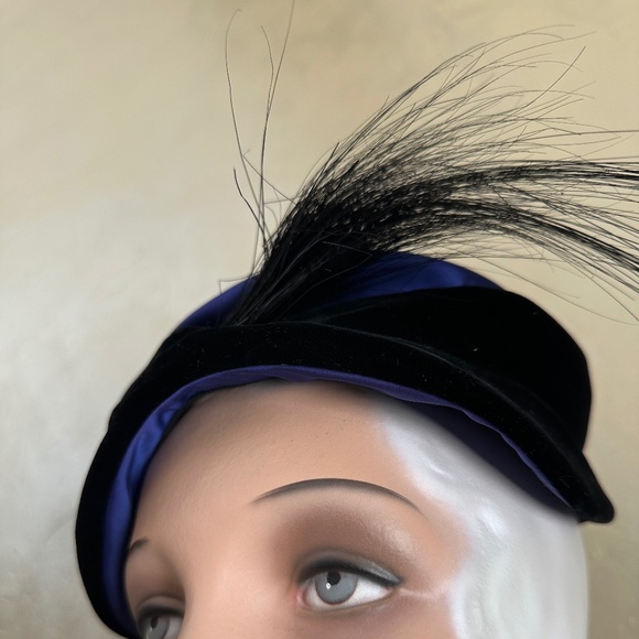 STATELY 1950s\' DESIGNER BLACK VELOUR/BLUE SATIN HAT + LONG FEATHERS main image 9